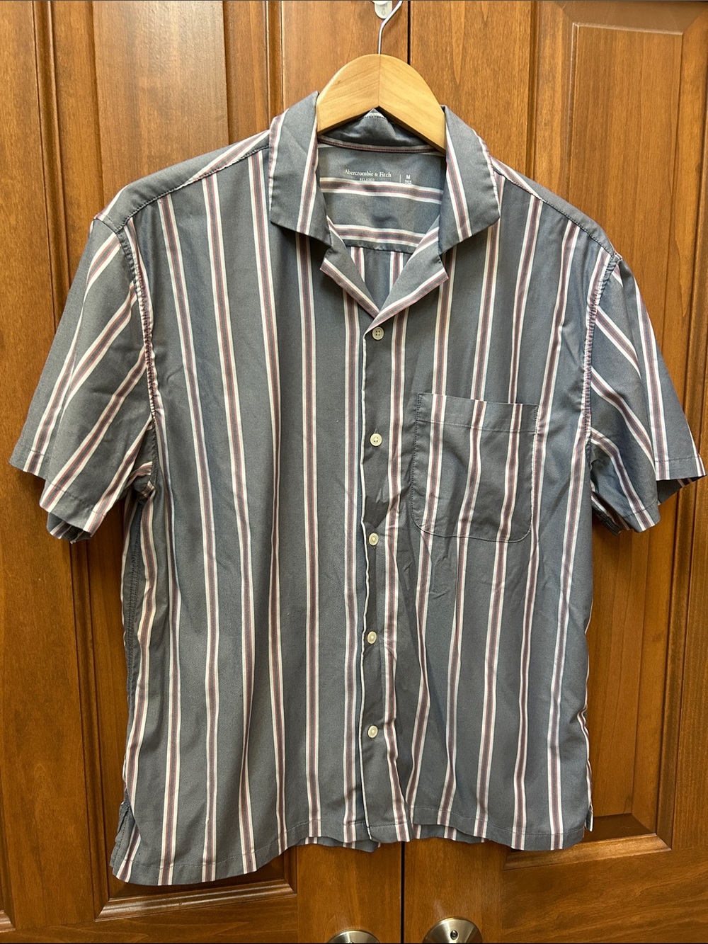 Abercrombie & Fitch Gray Short-Sleeve Button-Down with Stripes size medium